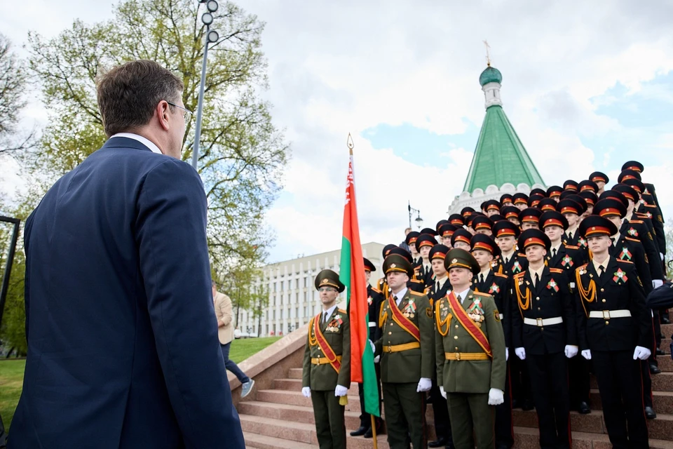Глеб Никитин возложил цветы к Вечному огню в Нижегородском кремле. Фото: Никита Духник.