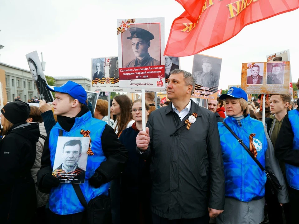 Иван Носков пронес в строю портрет своего деда, гвардии старшего лейтенанта Александра Кузовлева