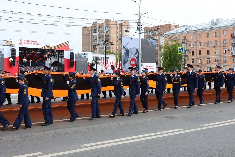 На Первомайском проспекте состоялось шествие с 300-метровой Георгиевской лентой. Фото: администрация Рязани.