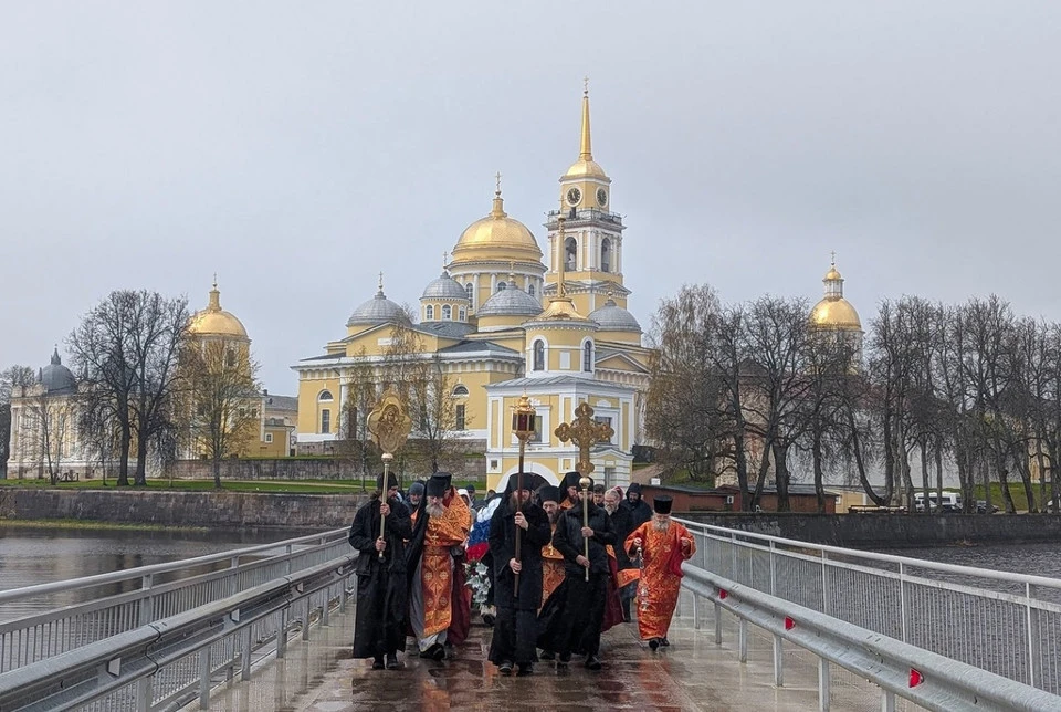 Был совершен крестный ход к воинскому захоронению. Фото: VK/Мужской монастырь НИЛО-СТОЛОБЕНСКАЯ ПУСТЫНЬ