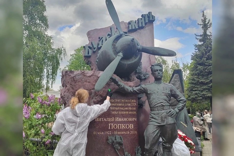 Волонтеры привели в порядок воинские захоронения Москвы перед Днем Победы
