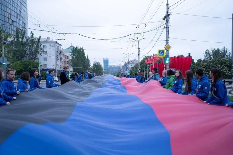 Ко Дню Республики в центре Донецка молодежь развернула 200-метровый флаг ДНР. Фото: МГЕР ДНР