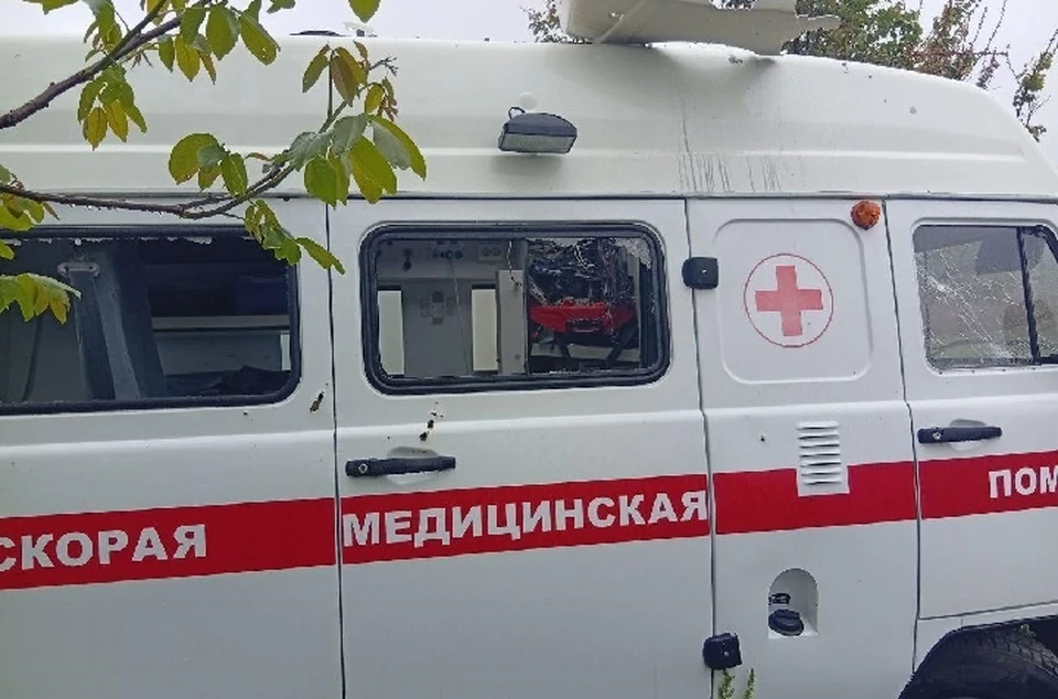 В течение праздника 9 мая боевики киевского режима ударили по машине скорой помощи. ФОТО: тг-канал Владимира Сальдо