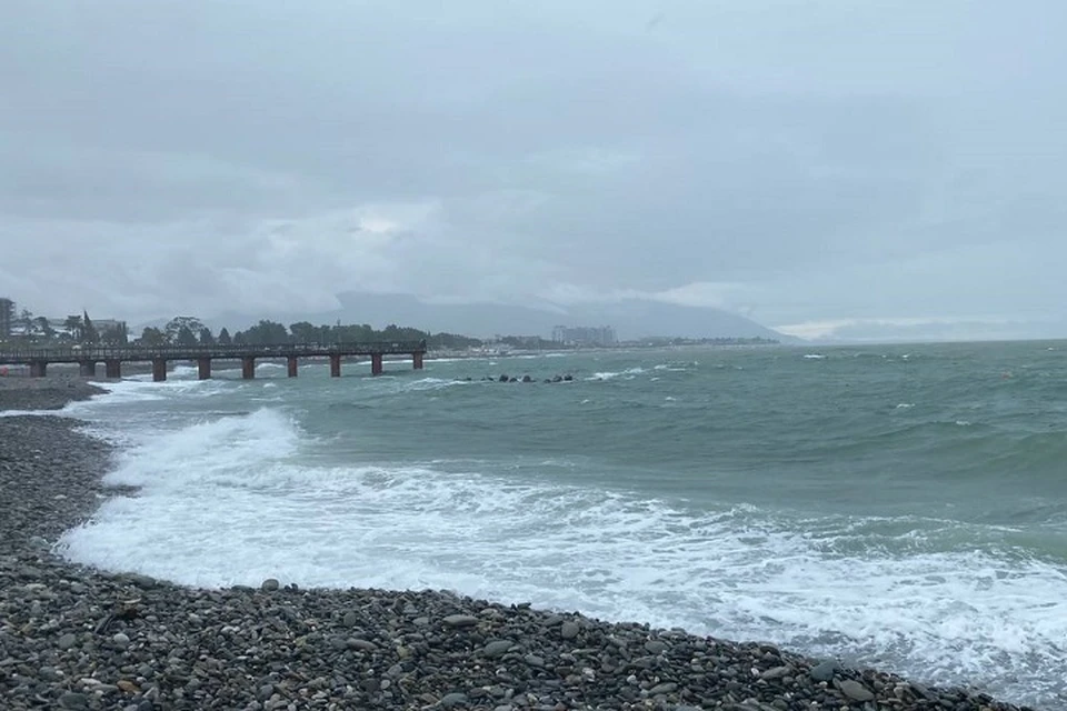 На Черноморском побережье - сильное волнение на море.