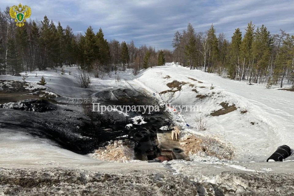 При очистке от льда и снега водопропускной трубы на 586 км ФАД «Вилюй» оборудование рвануло. Фото: прокуратура РС (Я)
