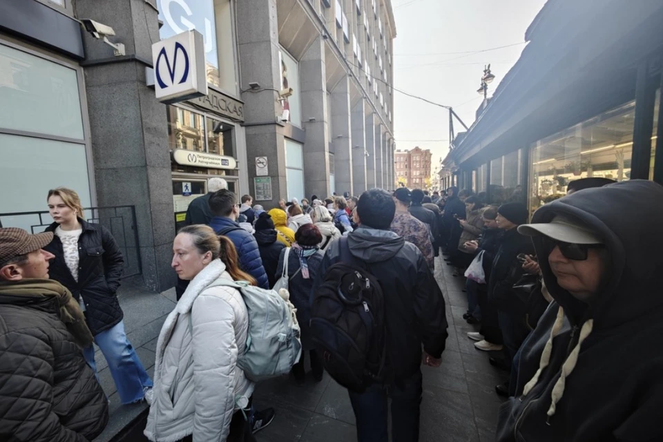 Станция метро «Петроградская» утром в первый день ограничений.