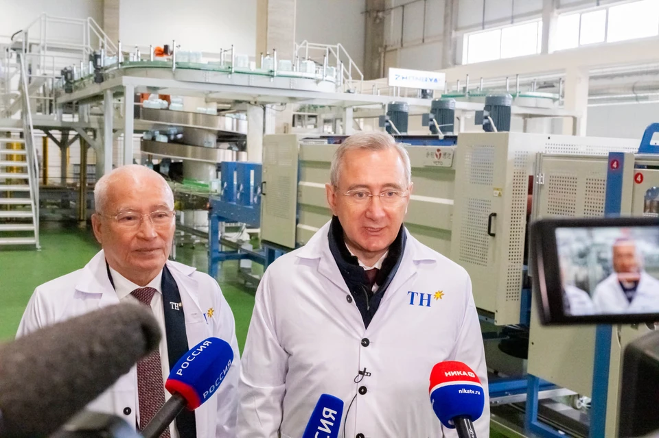 Губернатор Владислав Шапша и председатель Совета директоров «ТиЭйч Груп» НГО Минь Хай дали старт работе нового молокозавода. Фото: пресс-служба губернатора и правительства Калужской области.