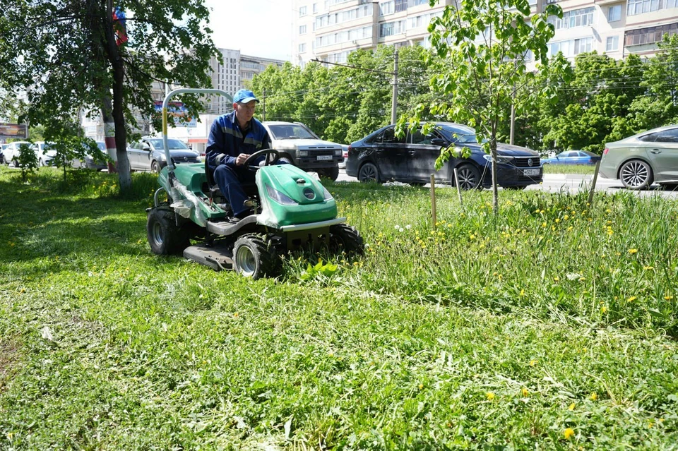 В Ульяновске мужчины на мини-тракторах косят траву | ФОТО: администрация Ульяновска