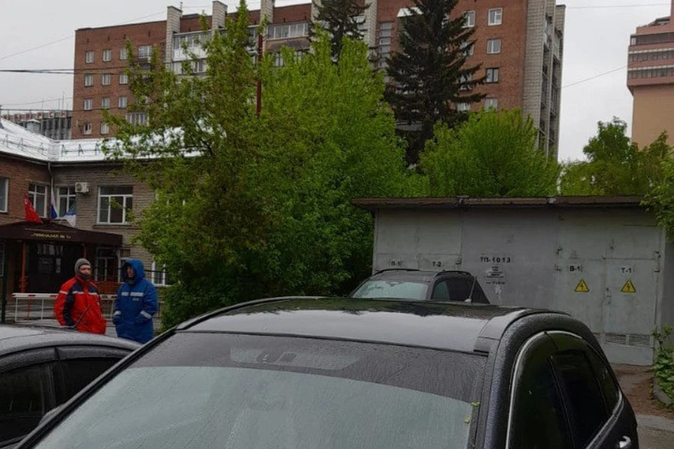Из-за припаркованных автомобилей энергетики не могут подъехать к нужной подстанции. Фото: Россети Новосибирск