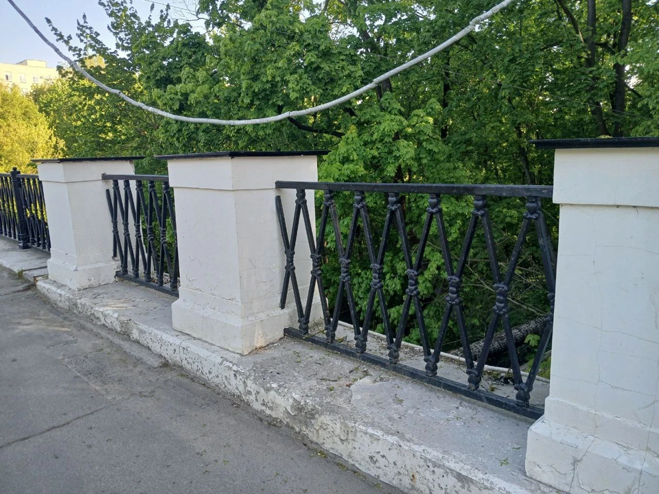 В Калуге восстановили ограждение на Каменном мосту.