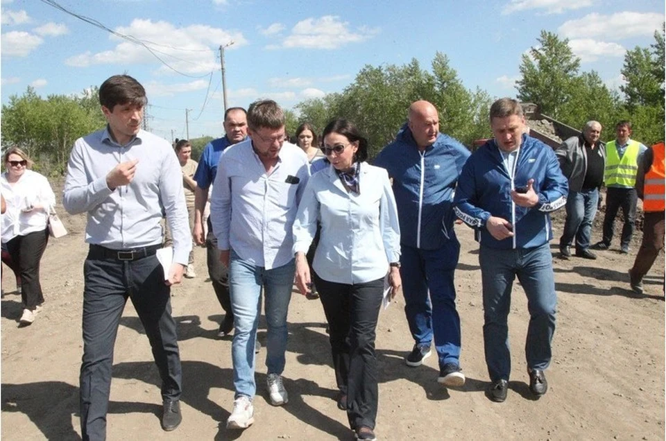 "Трассу 74" начали строить в 2022 году. На фото Сергей Ефимов (второй слева) во время инспекции главы города на тот момент Натальи Котовой. Фото: мэрия Челябинска