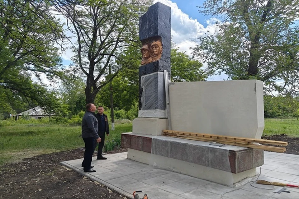 Глава Снежного проинспектировал восстановление Братской могилы. Фото: Администрация города Снежное
