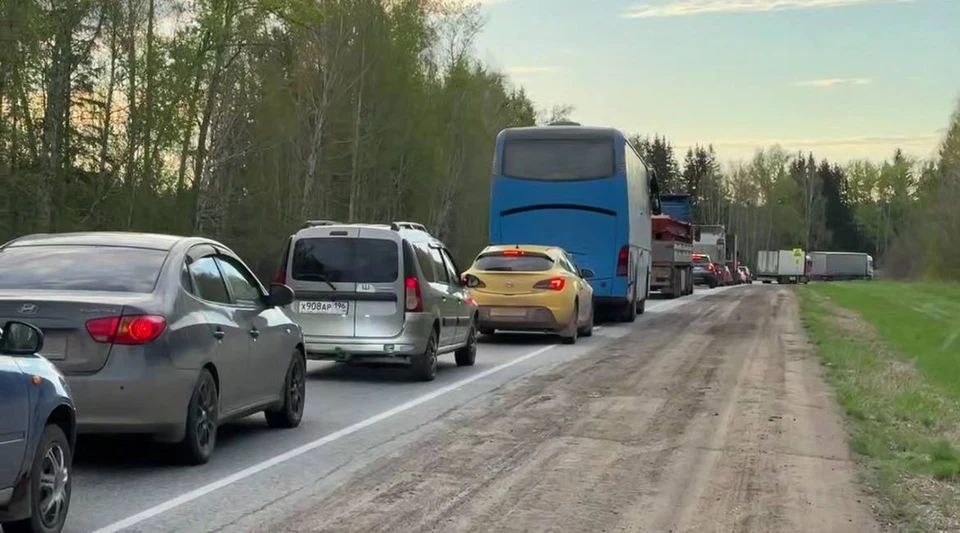 Свердловчане стоят в пробках на переезде часами. Фото: из telegram-канала Дениса Паслера
