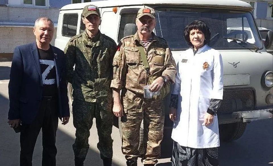 Руководство медицинского учреждения передало благотворительному фонду автомобиль. Фото минздрав УО