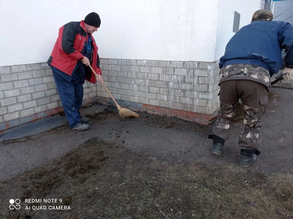 После вмешательства прокуратуры часть проблем оперативно устранили — убрали мусор и закрасили граффити.