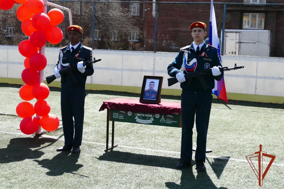 В Иркутске открыли Парту Героя в честь погибшего офицера Никиты Зоркальцева. Фото: Росгвардия Иркутской области.