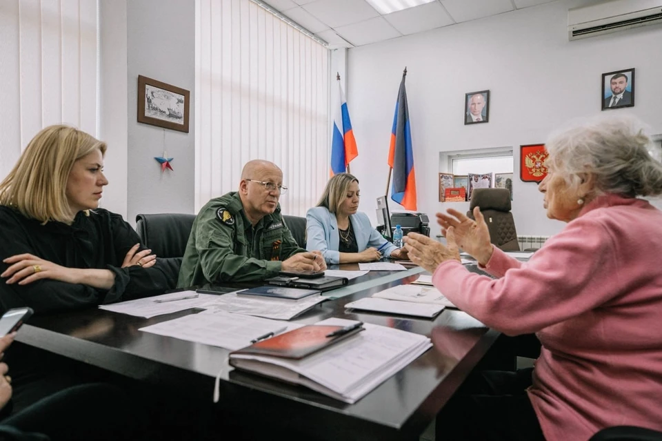 Олег Моргун провел личный прием граждан в Жовтневом районе Мариуполя. Фото: ТГ/Моргун