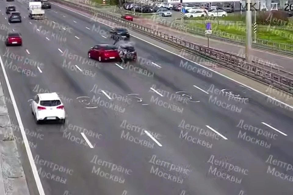 Авария с участием мотоцикла и двух автомобилей произошла на МКАД
