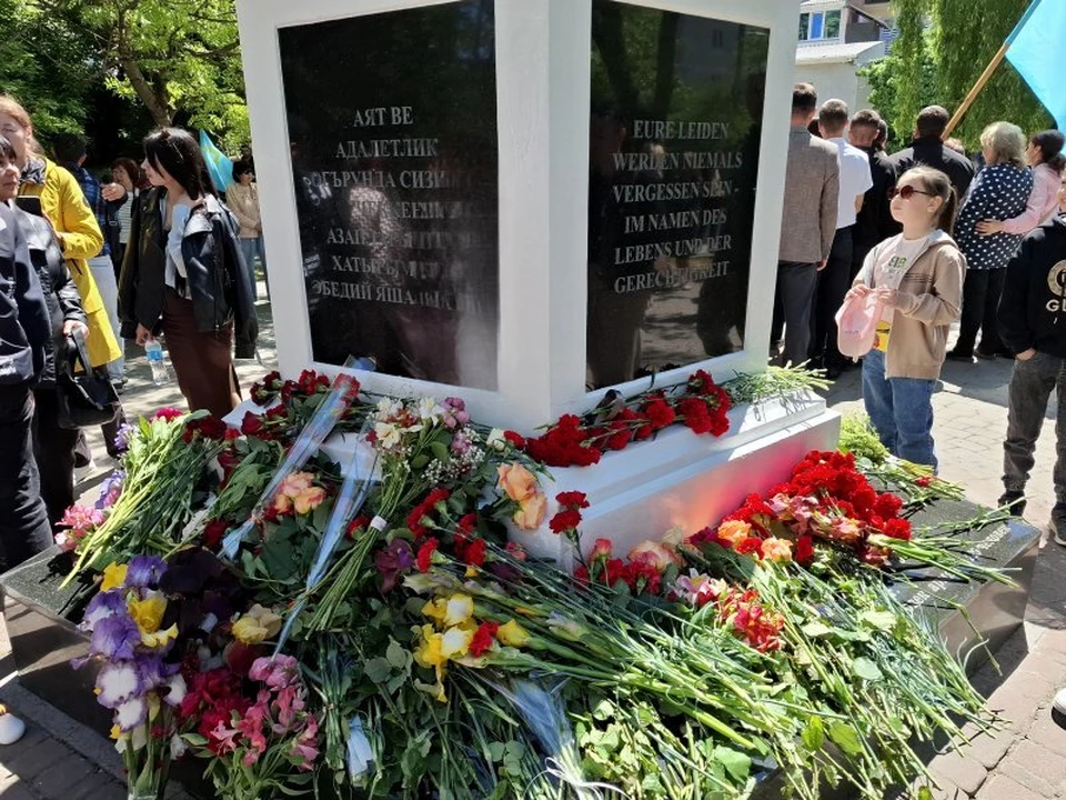 Участники мероприятия возложили цветы к обелиску. Фото: sev.gov.ru
