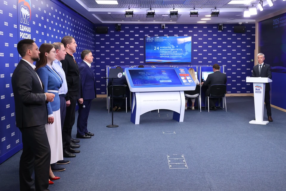 Ключ шифрования блокчейна электронного голосования разделили на четыре части в Центральном исполкоме партии. Фото: ER.RU.