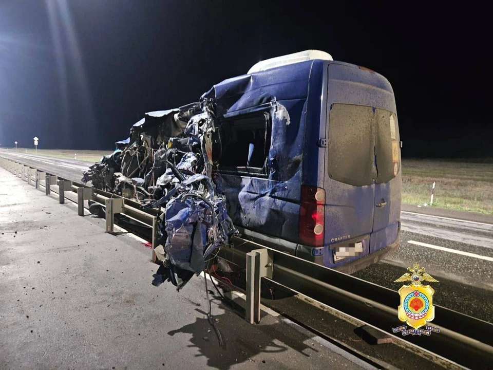 Автобус буквально сложился после столкновения с фурой. Фото: ГУ МВД по Республике Калмыкия.
