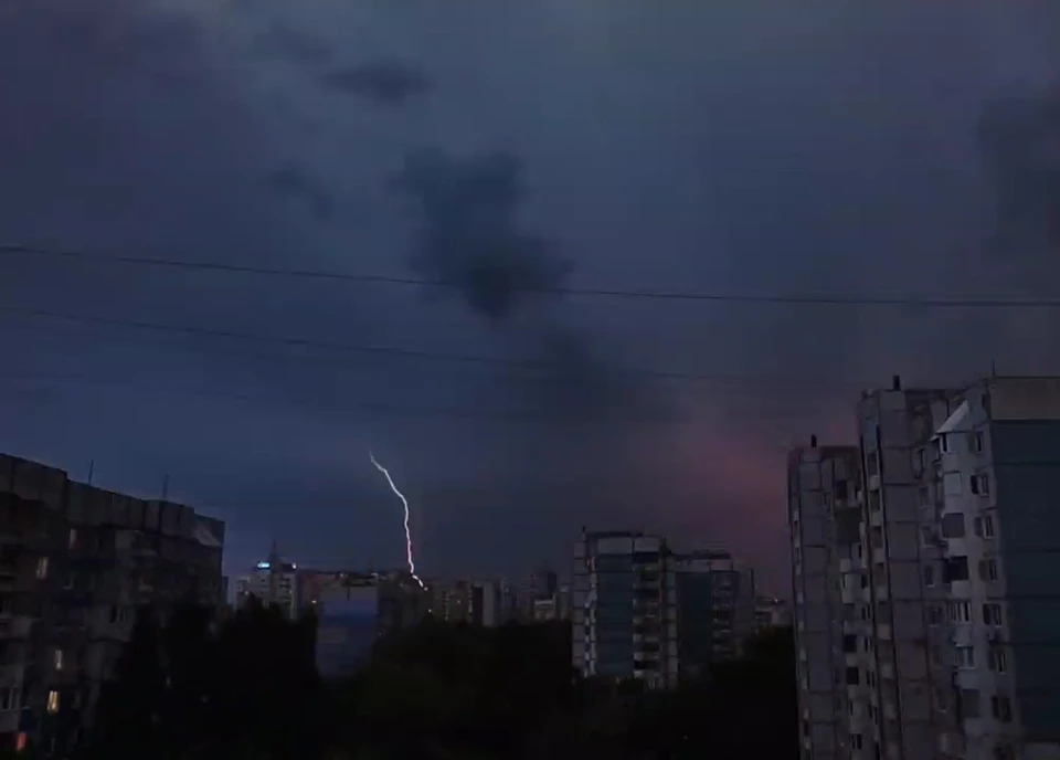 Лучше не парковать транспорт под деревьями и шаткими конструкциями.