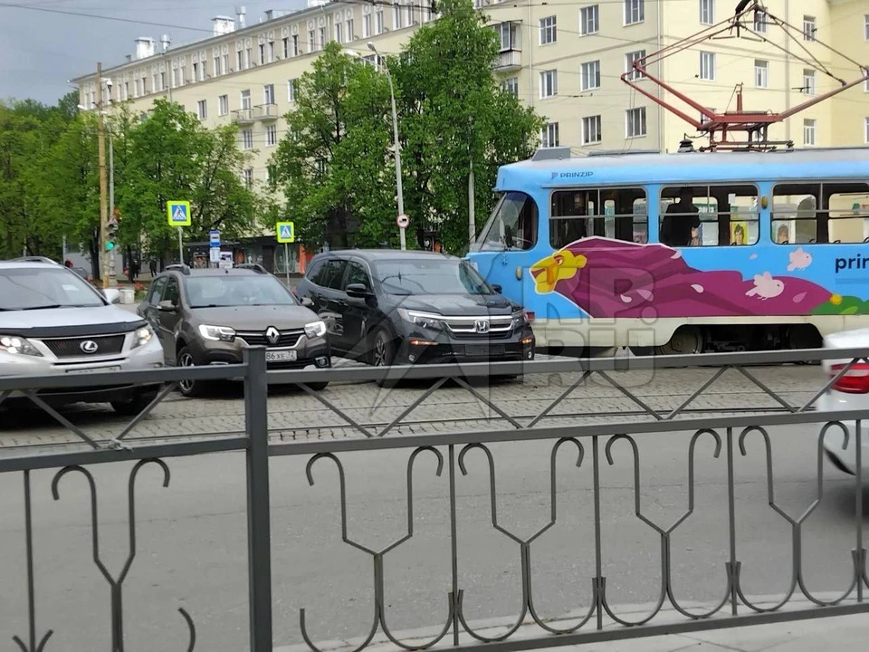 Иномарка столкнулась с трамваем. Фото: Читатель "КП-Екатеринбург"