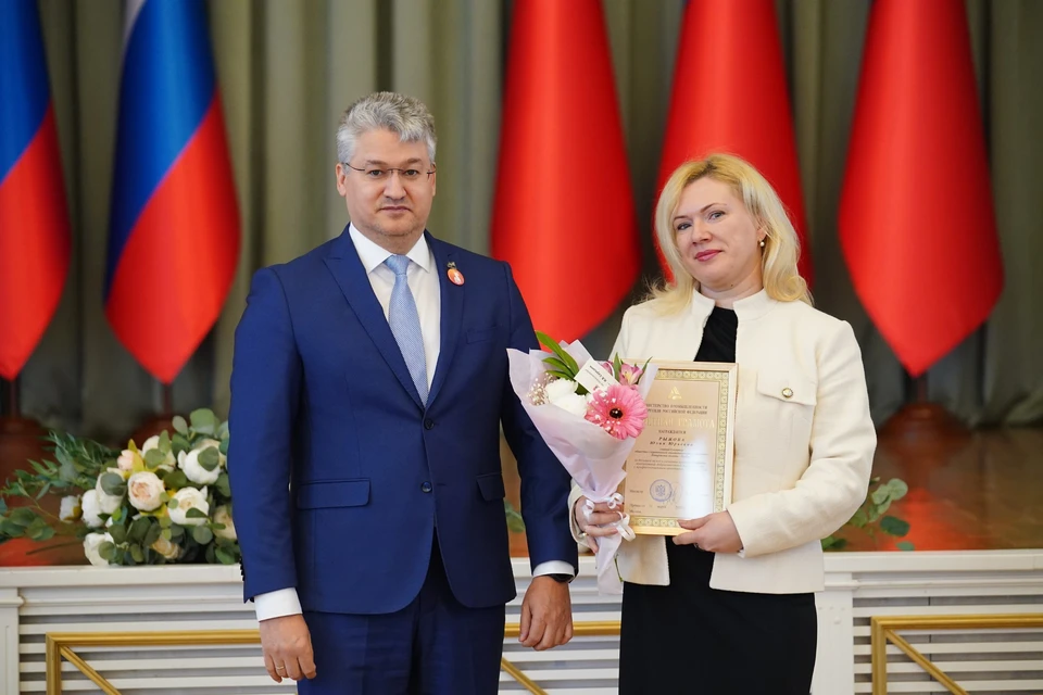 Андрей Панов наградил лучших химиков Кузбасса. Фото - АПК.