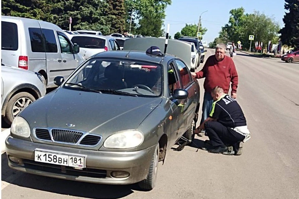 Мужчине нужна была помощь в замене колеса. ФОТО: УГИБДД МВД по ЛНР