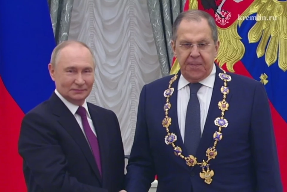 Путин вручил Лаврову орден Андрея Первозванного в Екатерининском зале Кремля. Фото: кадр с видео kremlin.ru.