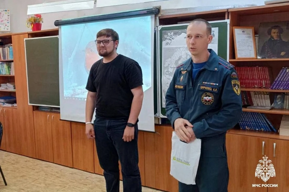 Пожарные краги вручили школьнику за тушение пожара под Новосибирском. Фото: ГУ МЧС России по Новосибирской области