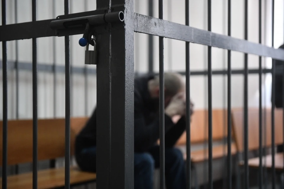 Преступник надел на жертву наручники, угрожал пистолетом и потребовал деньги