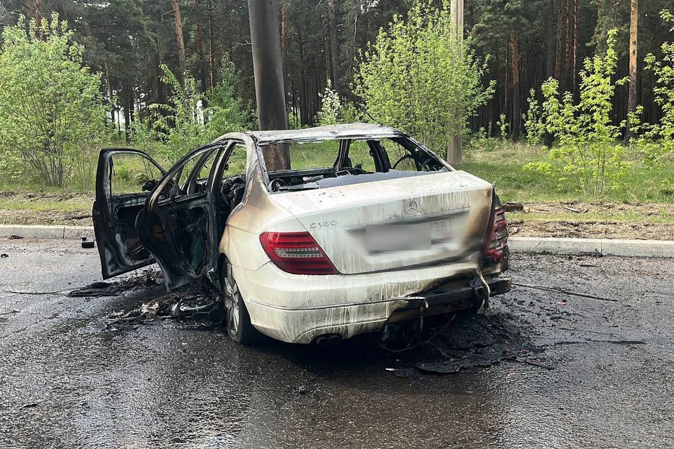 В Ангарске «Мерседес Бенц» влетел в столб и загорелся.
