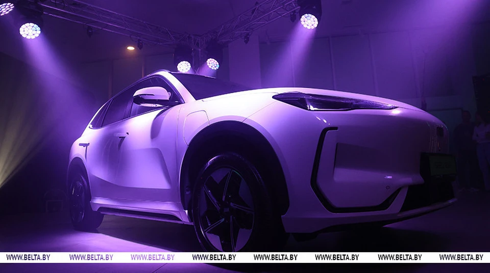 В Минске представили первый собранный в Беларуси электромобиль Geely EX5. Фото: БелТА.