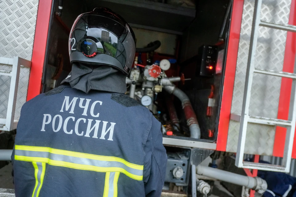 Складское помещение тушат на улице Красной