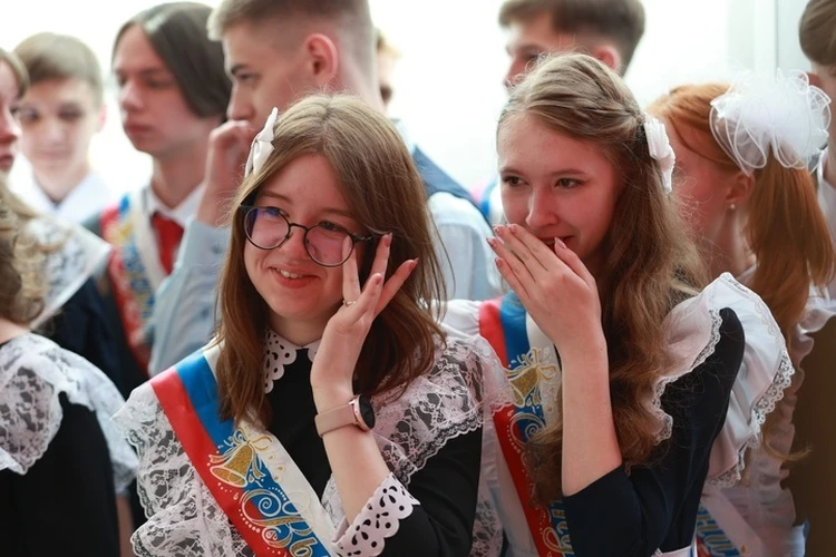 Волнующий день для выпускников: в школах Крыма 24 мая звенят последние звонки
