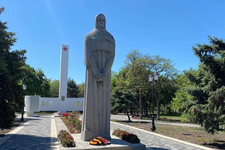 В Геническе завершена реконструкция сквера «Воинской славы» Фото: сайт губернатора ХО