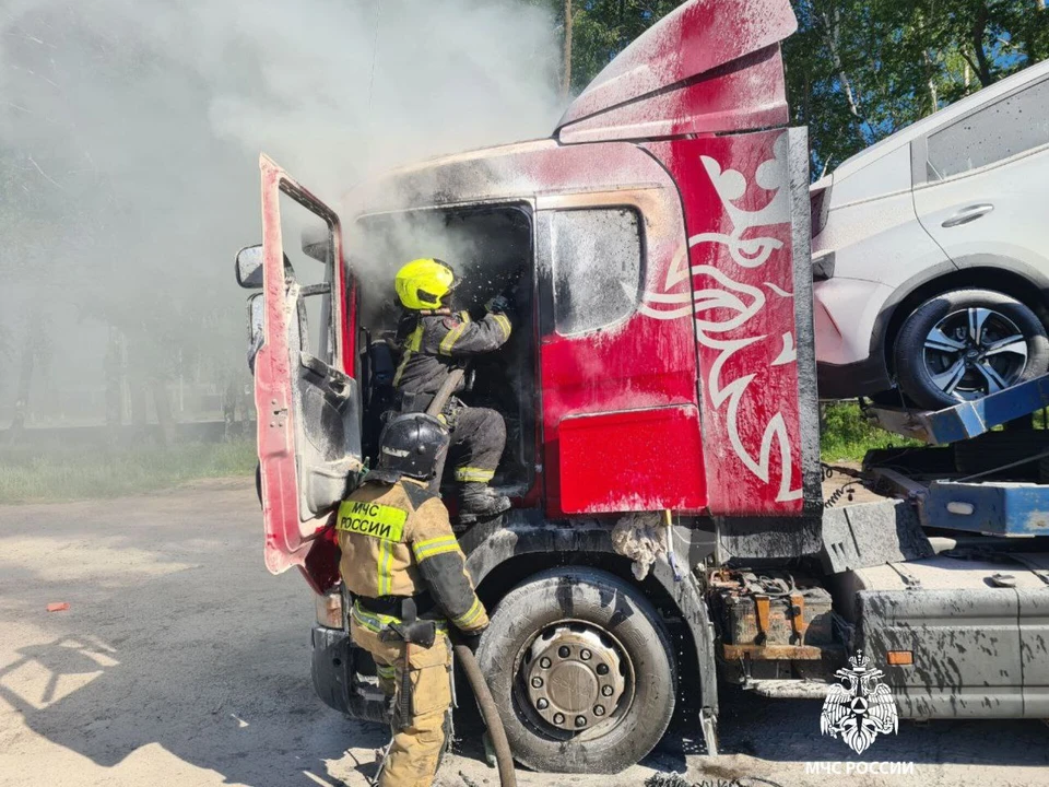 В Ульяновске на Московском шоссе потушили горящий автовоз | ФОТО: ГУ МЧС России по Ульяновской области