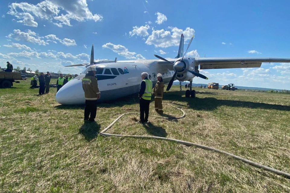 У самолета Ан-24 при посадке в иркутском аэропорту Киренска сложилась передняя стойка шасси. Фото: Восточно-Сибирская транспортная прокуратура.