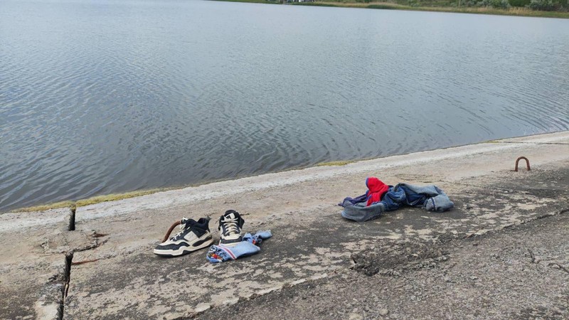 На берегу озера нашли только одежду мальчиков. Фото: ГИЧС