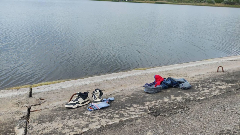 На берегу озера нашли только одежду мальчиков. Фото: ГИЧС