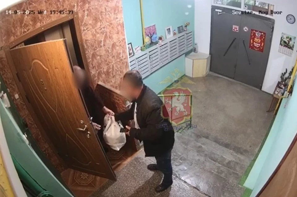 Момент передачи пакета с деньгами таксисту. Фото: пресс-служба УМВД России по г. Севастополю