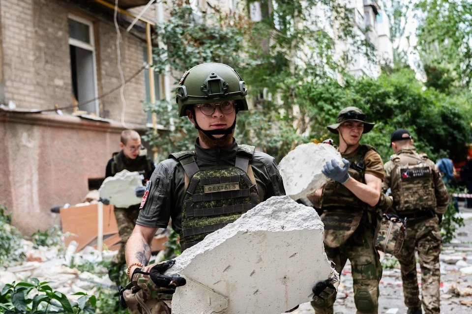 Волонтеры оперативно выехали на место ЧП и приняли участие в расчистке завалов после взрыва бытового газа. Фото: Народный фронт