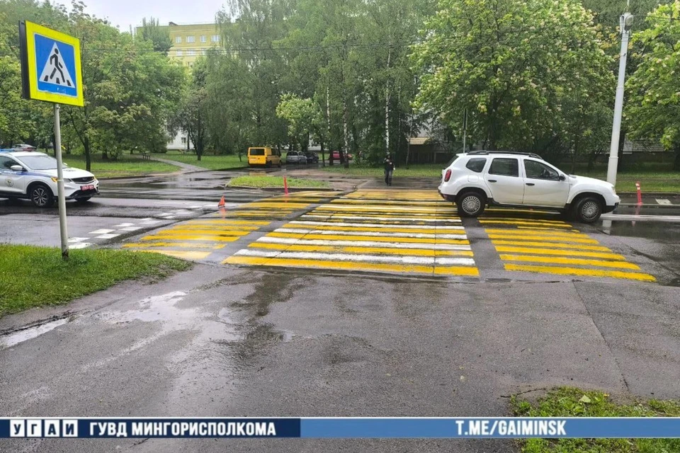 В Минске водитель Renault сбил женщину с ребенком, которые переходили дорогу на улице Бельского. Фото: телеграм-канал УГАИ ГУВД Мингорисполкома