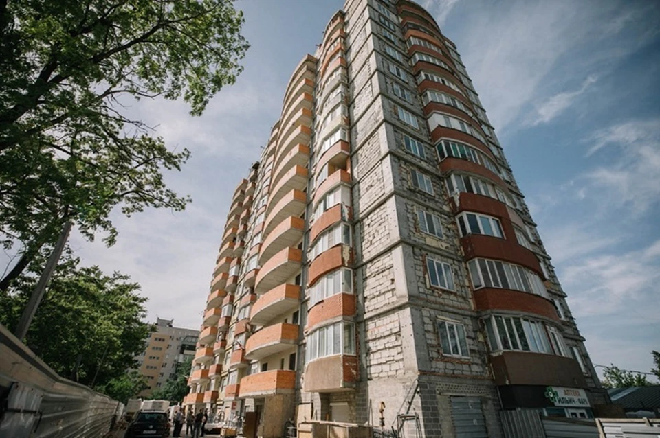 Глава Мариуполя взял под контроль ход ремонта дома на улице Писарева. Фото: ТГ/Моргун