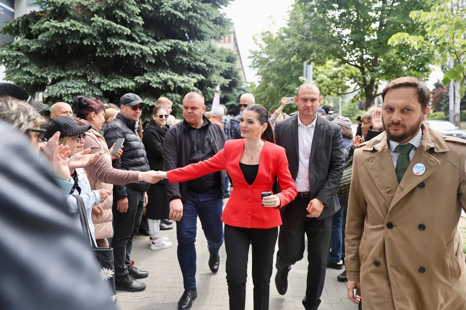 Евгению Гуцул приводит в суд охрана - башкан находится под домашним арестом. Фото: соцсети