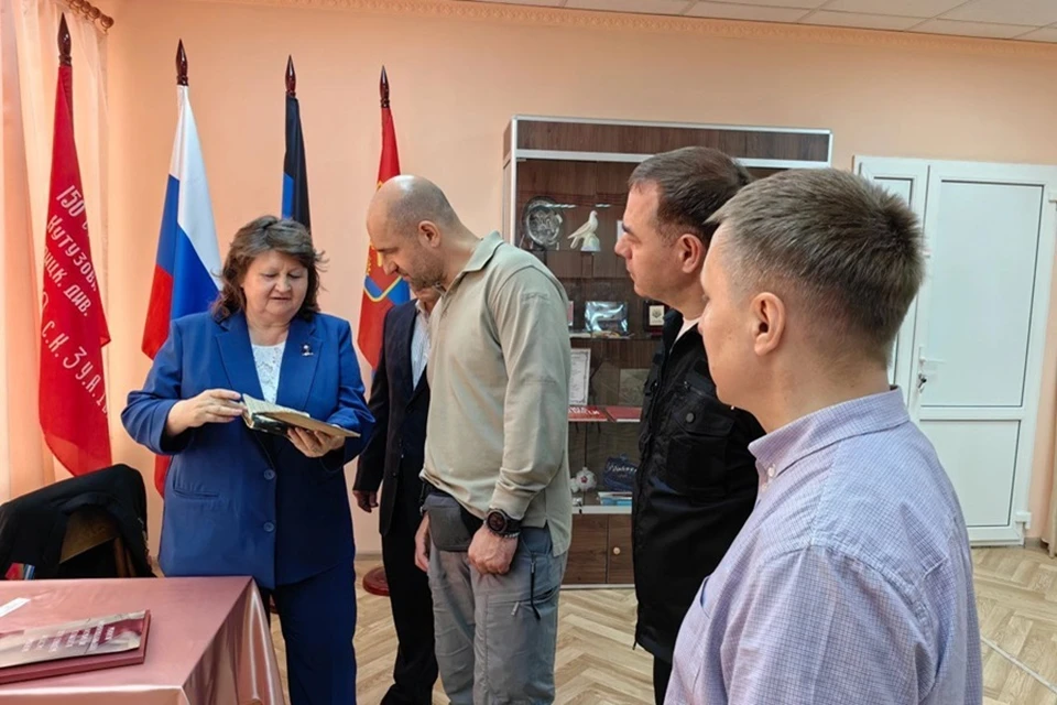 Жога передал в Ясиноватский музей экспонаты батальона «Спарта». Фото: Администрация Ясиноватой