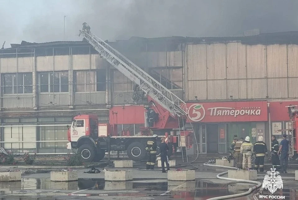 Прокуратура проводит проверку по факту пожара в торговом центре Зеленокумска. Фото: МЧС Ставрополья