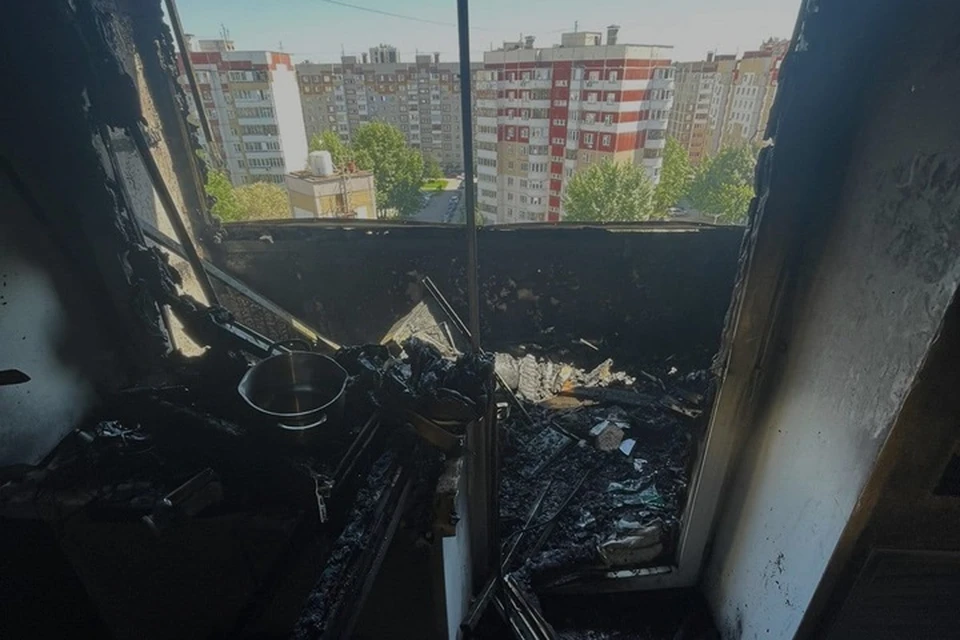 Огонь охватил балконную раму и старые вещи.
