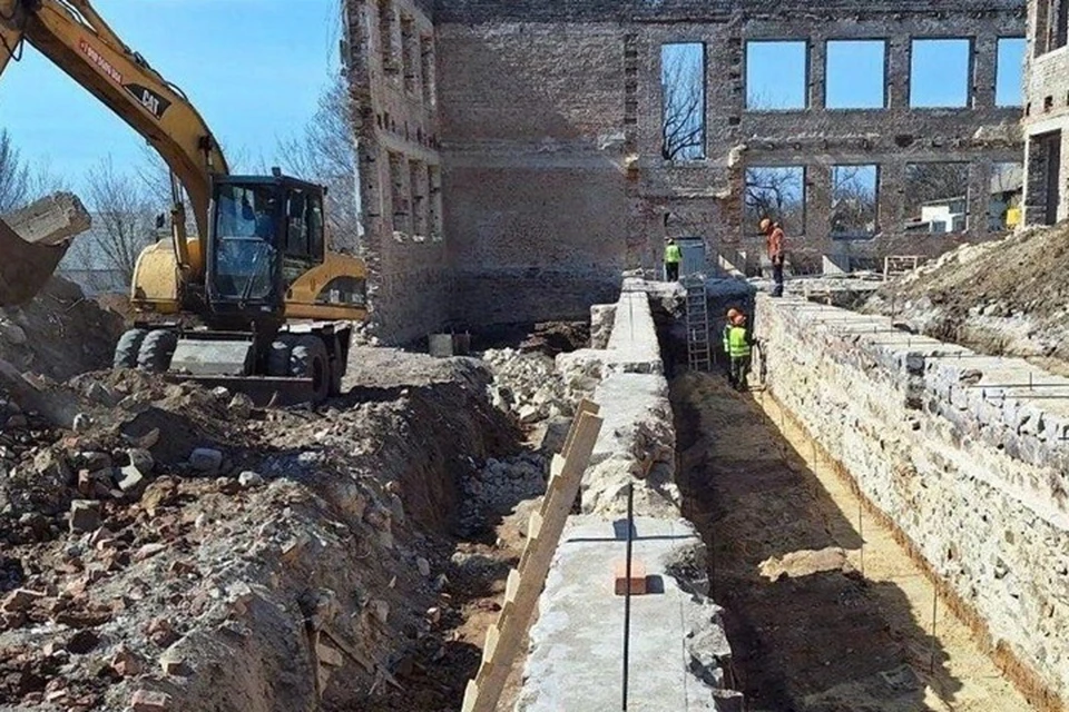 В Мариуполе восстанавливают школу при поддержке строителей из Подмосковья. Фото: АГО Мариуполь
